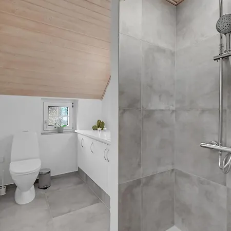 Pet Friendly In With Kitchen *