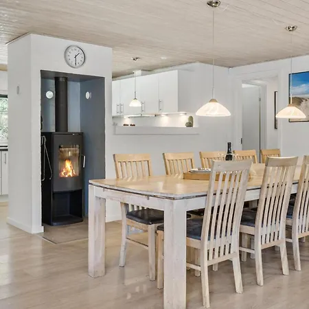 Pet Friendly In With Kitchen *