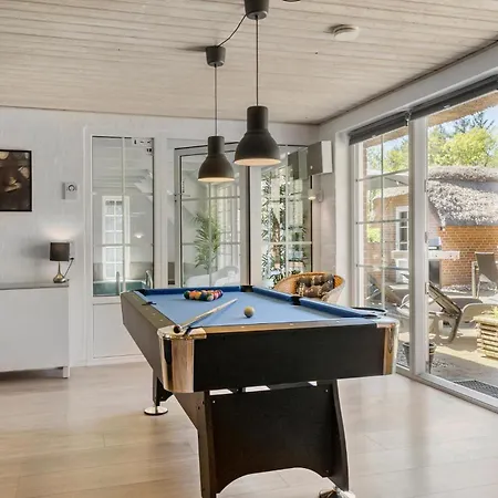 Pet Friendly In With Kitchen *
