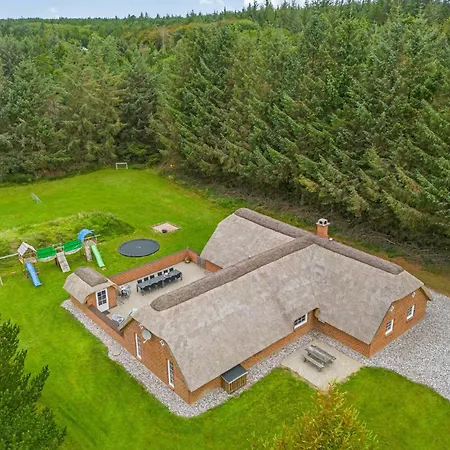 Pet Friendly In With Kitchen *